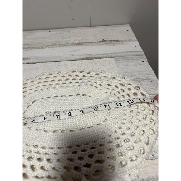 Set of four white crocheted placemats. - Picture 6 of 6